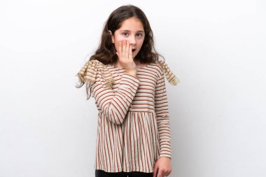 Beyaz arka planda diş ağrısı çeken küçük bir kız.