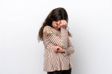 Beyaz arka planda başağrısı olan küçük bir kız.