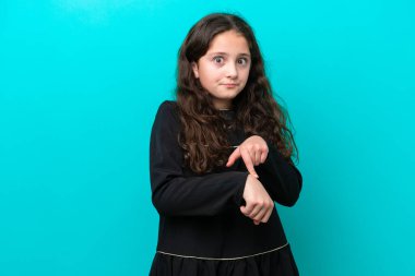 Mavi arka planda izole edilmiş küçük bir kız geç kalma hareketi yapıyor.