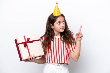 Doğum günü pastasında yeteneği olan bir kız. İzole edilmiş beyaz bir arka plan. Şaşırmış ve şok olmuş bir yüz ifadesi var.