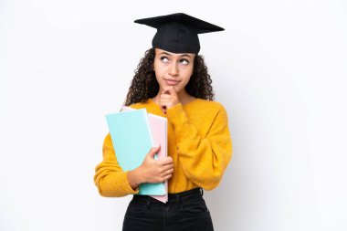 Arap üniversitesinden mezun bir kadın elinde beyaz arka planda izole edilmiş kitaplar tutuyor ve