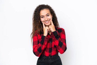 Beyaz arka planda izole edilmiş genç bir Arap kadın mutlu ve hoş bir ifadeyle gülümsüyor.