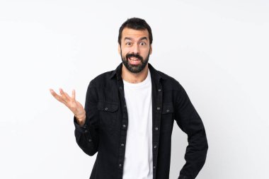 İzole edilmiş beyaz bir geçmişi olan sakallı genç bir adam şüpheli hareketlerde bulunuyor.