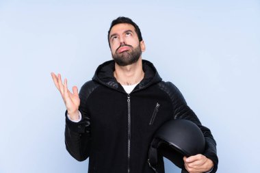 Motosiklet kasklı bir adam izole bir arka planda kötü bir durum yüzünden hayal kırıklığına uğradı.