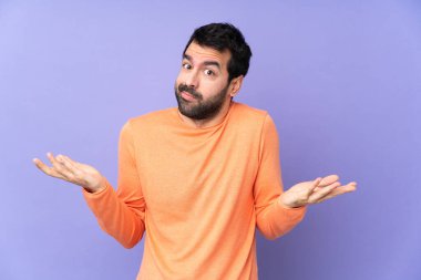 Kafkasyalı yakışıklı, soyutlanmış mor arka planda şüpheli davranışlar sergiliyor.