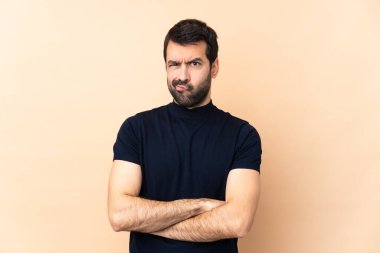 Kafkasyalı yakışıklı, soyutlanmış geçmişi olan, üzgün bir adam.