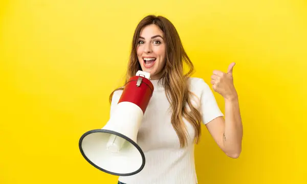 Blanke Vrouw Geïsoleerd Gele Achtergrond Schreeuwen Door Een Megafoon Iets — Stockfoto