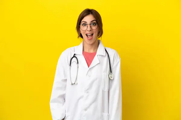 Médica Mulher Isolada Fundo Amarelo Com Expressão Facial Surpresa — Fotografia de Stock