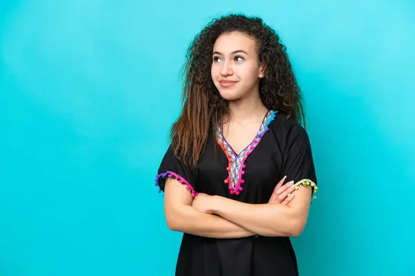 Mujer Árabe Joven Aislada Sobre Fondo Azul Mirando Hacia Lado —  Fotos de Stock