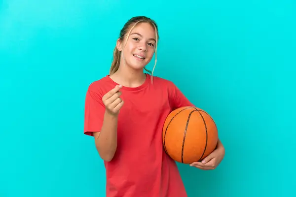 Pequeña Chica Caucásica Jugando Baloncesto Aislado Sobre Fondo Azul Haciendo —  Fotos de Stock
