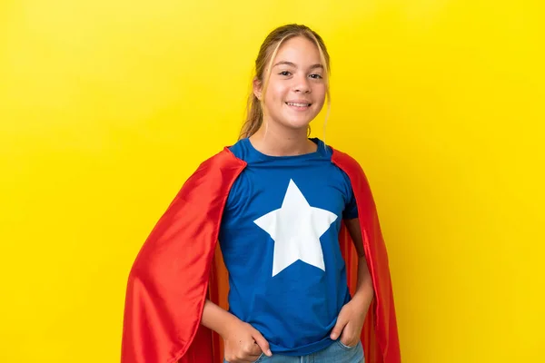 Super Hero Klein Meisje Geïsoleerd Gele Achtergrond Lachen — Stockfoto