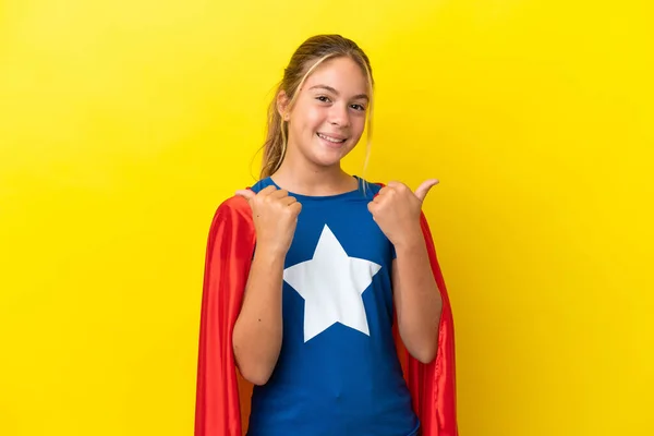 Super Hero Klein Meisje Geïsoleerd Gele Achtergrond Met Duimen Omhoog — Stockfoto