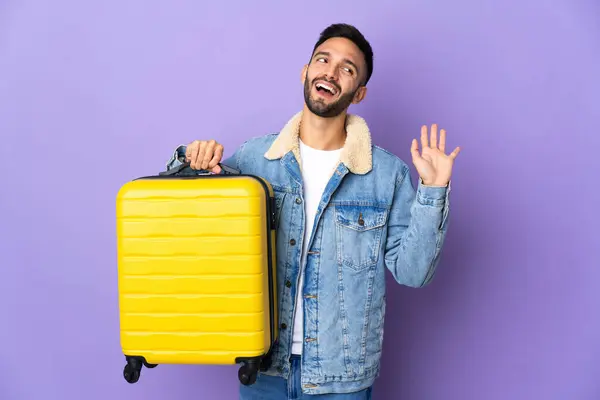 Kafkasyalı Genç Adam Mavi Arka Planda Izole Edilmiş Seyahat Valizi — Stok fotoğraf