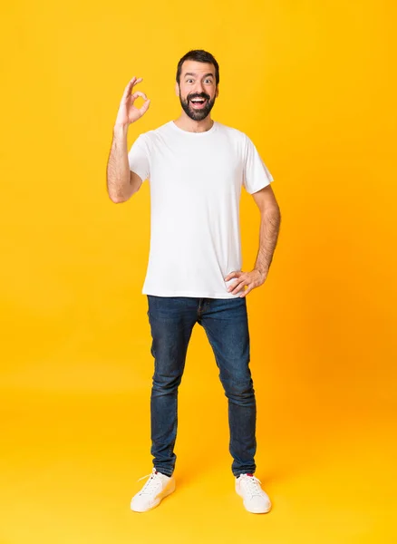 Tiro Comprimento Total Homem Com Barba Sobre Fundo Amarelo Isolado — Fotografia de Stock