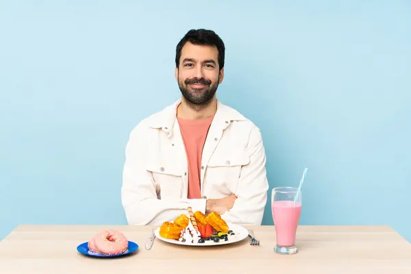 Masada Oturup Waffle Yiyen Milkshake Içen Bir Adam Kollarını Tarafta — Stok fotoğraf