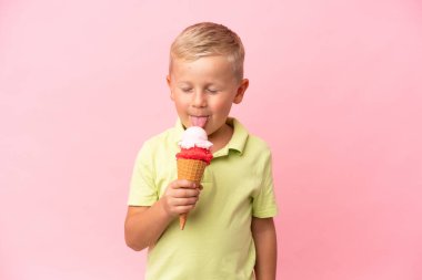 Kornet dondurması ile izole edilmiş arka planı olan küçük Rus çocuk.