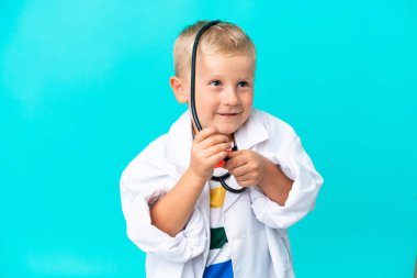 Tecrit edilmiş küçük Rus doktor çocuk.