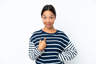 Beyaz arka planda yüzü şaşırmış genç İspanyol kadın.