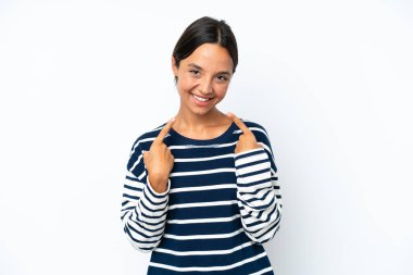 Beyaz arka planda izole edilmiş genç İspanyol bir kadın baş parmak işareti yapıyor.