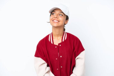 Beyzbol forması giyen genç İspanyol kadın beyaz arka planda izole edilmiş bir şekilde yukarı bakarken bir fikir düşünüyor.