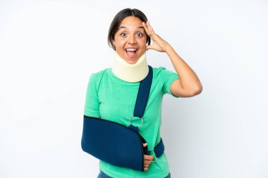 Boyunluk takan ve beyaz arka planda askısı olan genç İspanyol kadın sürpriz bir ifadeyle izole edilmiş.