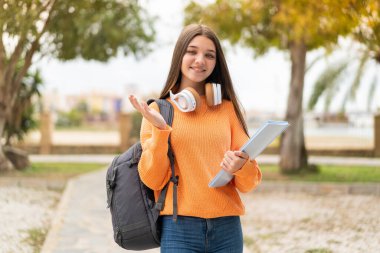 Yüzünde şok ifadesi olan izole edilmiş genç bir kız öğrenci.