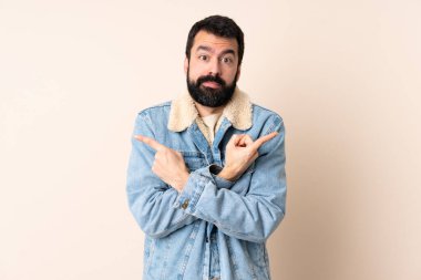 İzole edilmiş geçmişi olan beyaz bir adam. Yan taraftakilerin şüpheleri olduğunu gösteriyor.