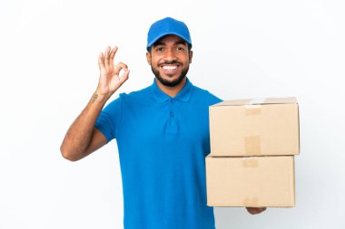 Ekvador 'lu adam beyaz arka planda izole edilmiş, tamam işareti parmaklarıyla gösteriyor.