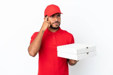 Pizza teslimatçısı beyaz arka planda izole edilmiş pizza kutularını alıyor. Şüpheleri var ve düşünüyor.