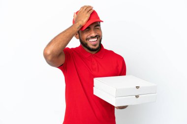 Pizza teslimatçısı beyaz arka planda izole edilmiş pizza kutularını aldı ve bir şey fark etti.