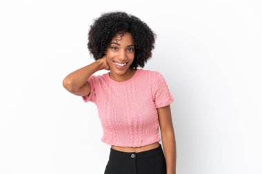 Genç Afrikalı Amerikalı kadın beyaz arka planda yalnız gülüyor.