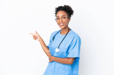 Genç cerrah Afrikalı Amerikalı doktor kadın beyaz arka planda izole edilmiş.