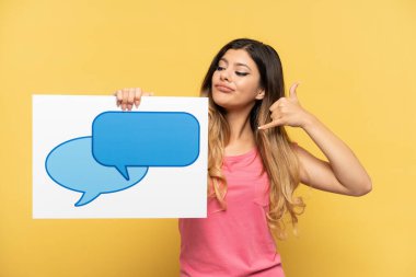 Sarı arka planda izole edilmiş genç bir Rus kız elinde konuşma baloncuğu ikonu olan bir pankart tutuyor ve telefon hareketi yapıyor.