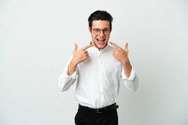 Rus iş adamı beyaz arka planda izole edilmiş bir şekilde baş parmak işareti yapıyor.