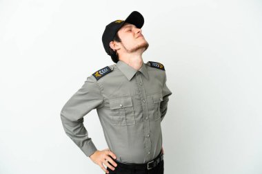 Genç Rus güvenlik elemanı beyaz arka planda izole edildi. Çaba gösterdiği için sırt ağrısı çekiyor.