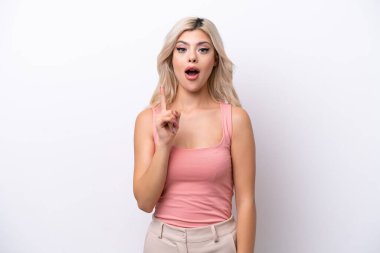 Beyaz arka planda izole edilmiş genç Rus kadın parmağını kaldırarak çözümü anlamaya çalışıyor.