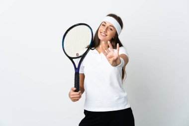 İzole edilmiş beyaz arka planda genç bayan tenisçi mutlu ve parmakları olan dört kişi sayıyor.