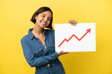 Sarı arka planda izole edilmiş genç melez bir kadın. Elinde büyüyen istatistik okunun sembolü olan bir tabela var.