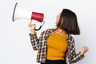 Beyaz arka planda izole edilmiş genç Latin bir kadın megafonla bir şey duyurmak için bağırıyor.