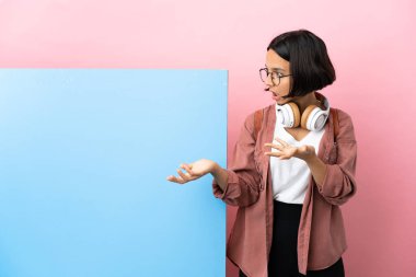 Soyutlanmış arka planda büyük bir pankartıyla melez genç bir kız öğrenci.