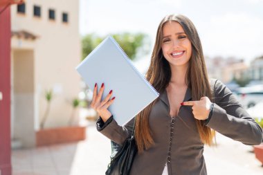 Yüzünde sürpriz bir ifade olan genç bir bayan öğrenci.