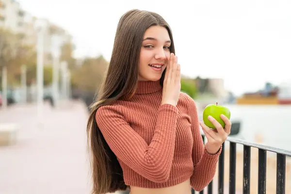 Adolescente Chica Con Una Manzana Aire Libre Susurrando Algo —  Fotos de Stock