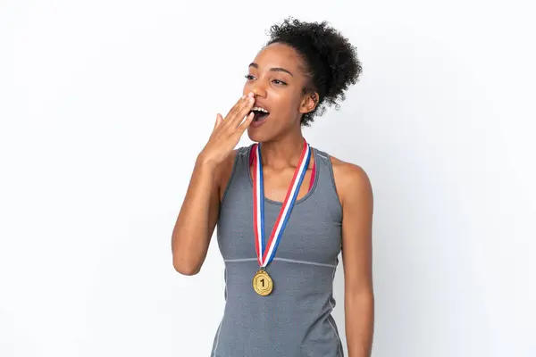 Joven Mujer Afroamericana Con Medallas Aisladas Sobre Fondo Blanco Bostezando —  Fotos de Stock