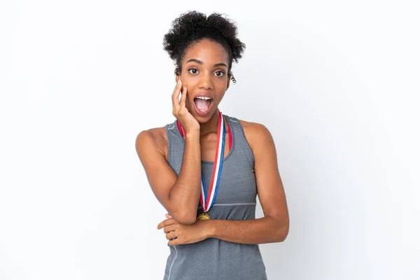 Joven Mujer Afroamericana Con Medallas Aisladas Sobre Fondo Blanco Sorprendida —  Fotos de Stock