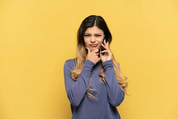 Joven Chica Rusa Utilizando Teléfono Móvil Aislado Pensamiento Fondo Amarillo — Foto de Stock