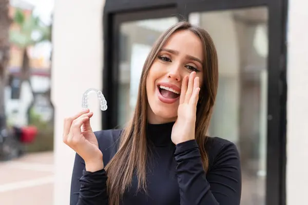 Junge Hübsche Frau Mit Unsichtbaren Zahnspangen Freien Schreit Mit Weit — Stockfoto