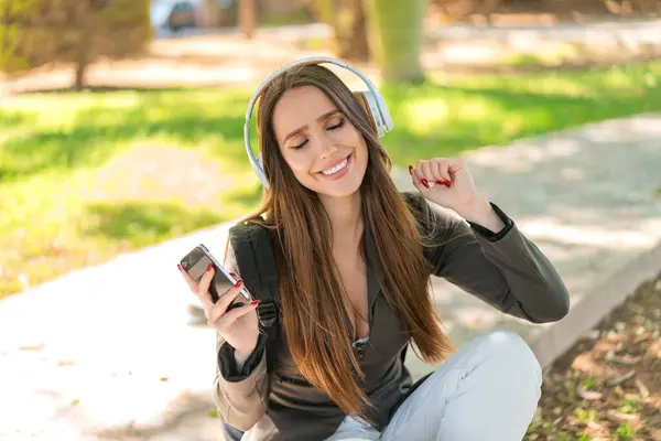 屋外で携帯電話を使用して若い女性 — ストック写真