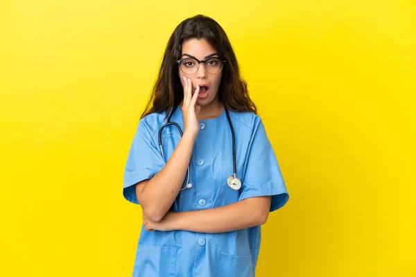Jonge Chirurg Arts Vrouw Geïsoleerd Gele Achtergrond Verrast Geschokt Terwijl — Stockfoto