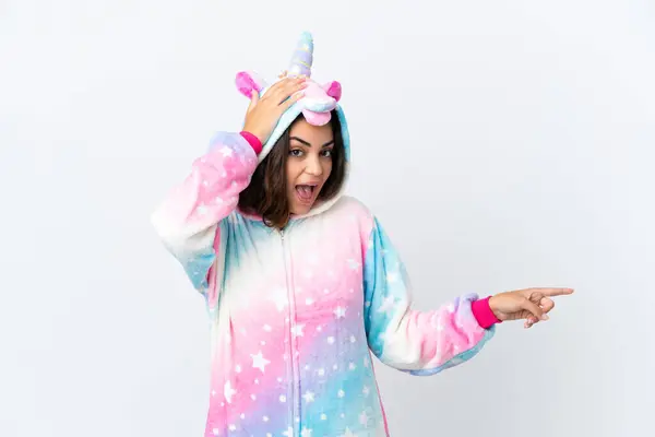Joven Mujer Caucásica Llevando Pijama Unicornio Aislado Sobre Fondo Blanco —  Fotos de Stock