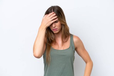 Beyaz arka planda başağrısı olan beyaz tenli genç bir kadın.